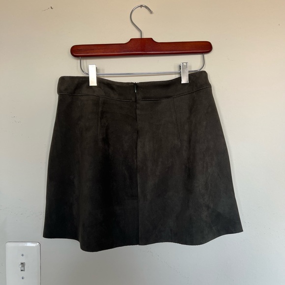 Suede mini skirt. Size 8 - Picture 2 of 2
